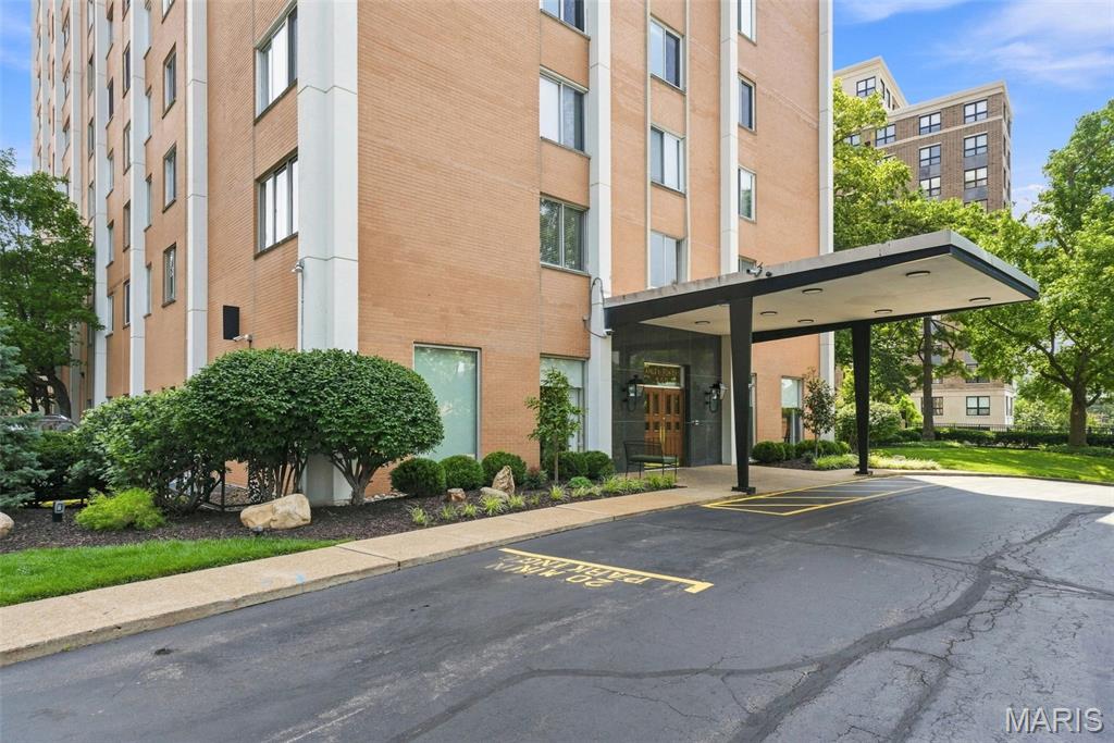 Hanley Towers Apts Condo - Residential