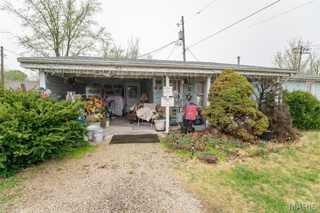 Cute 3 bedroom, 1 bath ranch home on small lot in Belle.  Home has a nice size kitchen/dining combo, nice laundry room/mudroom off the kitchen with carport entrance entrance.  Home is located within walking distance of school, restaurants, city park and downtown Belle.  You can also have a front row seat to the Belle Parade each year as the home sits right along the parade route.  This home would be a great starter home, perfect for someone downsizing or investment opportunity.