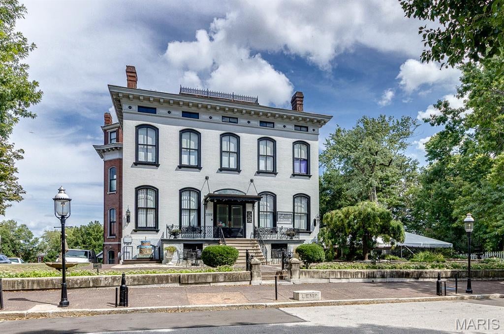 DeMenil Place - Residential