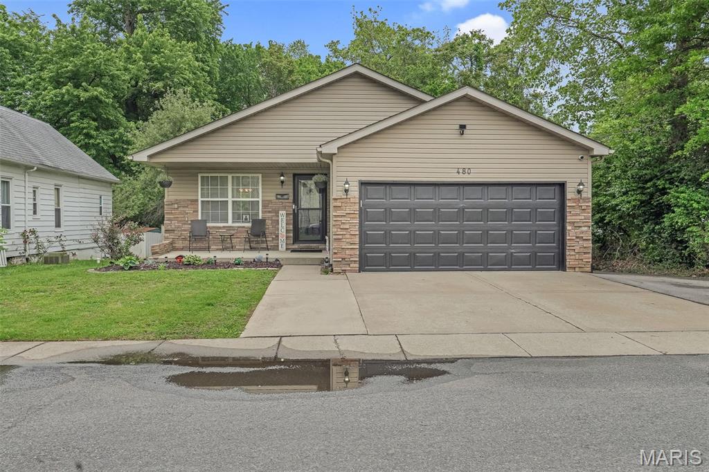 Stylish, updated, and move-in ready! This beautifully refreshed ranch delivers the open layout buyers love with luxury vinyl plank flooring and a bright, easy flow from living room to kitchen—complete with breakfast bar and dining space.
Three main-level bedrooms with primary suite and main floor laundry = everyday convenience done right!
The finished lower level with an egress window adds valuable extra living space—perfect for a game room, home office, or guest setup.
Step outside to a deck and covered front porch, with a backyard that backs to trees for added privacy.
Located in Collinsville District 10, just minutes from shopping, dining, and major routes—this one is the total package!
Clean, updated, and ready for its next owner—don’t miss it!