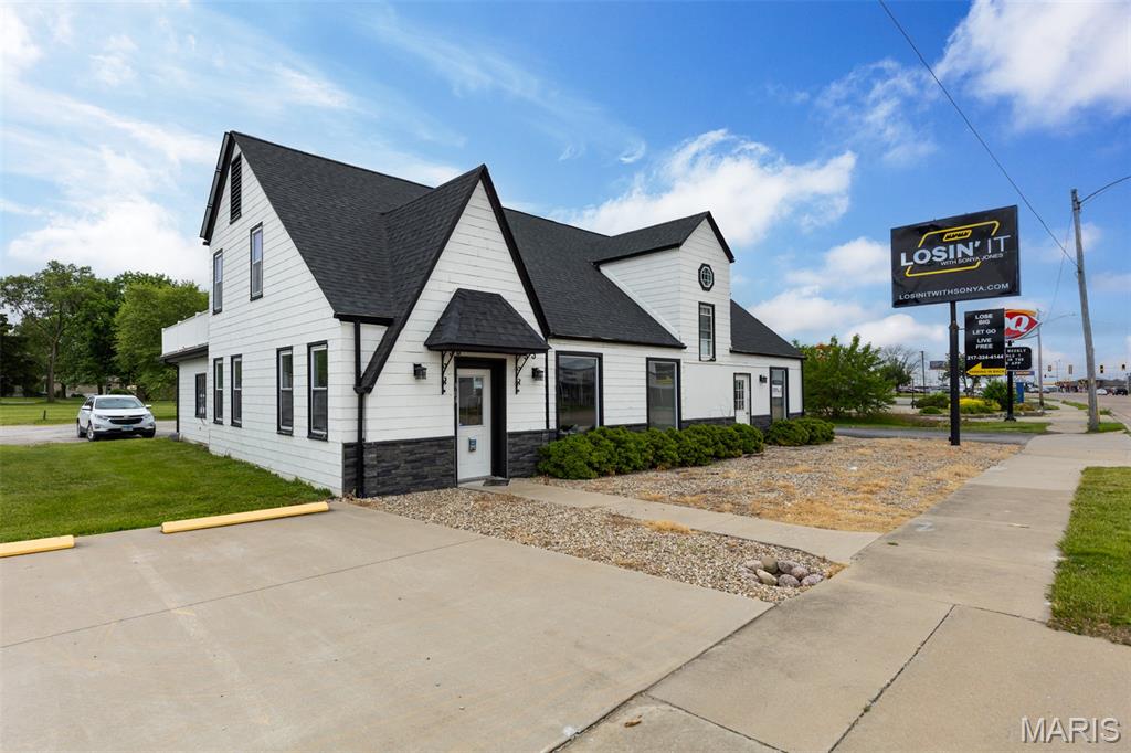 Prime Mixed-Use Commercial Building Near I-55 & Route 66! Don’t miss this exceptional opportunity to own a versatile commercial property in a high-visibility location! Situated on a busy thoroughfare near Interstate 55 and historic Route 66, this building offers excellent exposure and convenient access—ideal for both business and residential use. The main level features flexible retail or office space, perfect for a variety of business types. With two rear entrances and private parking in back, the space is easily accessible for staff and customers alike. Main floor also boasts common area/hallway and shared bathroom and storage space. Upstairs, a 2 bedroom, 1 bath apartment with upper level balcony and laundry hookups provides the option for owner occupancy, additional rental income, or on-site employee housing. This setup makes the property a smart investment with strong income potential. Whether you're looking to launch your business, expand your portfolio, or live where you work, this property offers endless possibilities in a prime location with high traffic and great accessibility.  Upper level has a 2 bedroom, 1 bath apartment with an upper level balcony and laundry hookups. Don’t let this investment opportunity pass you by!