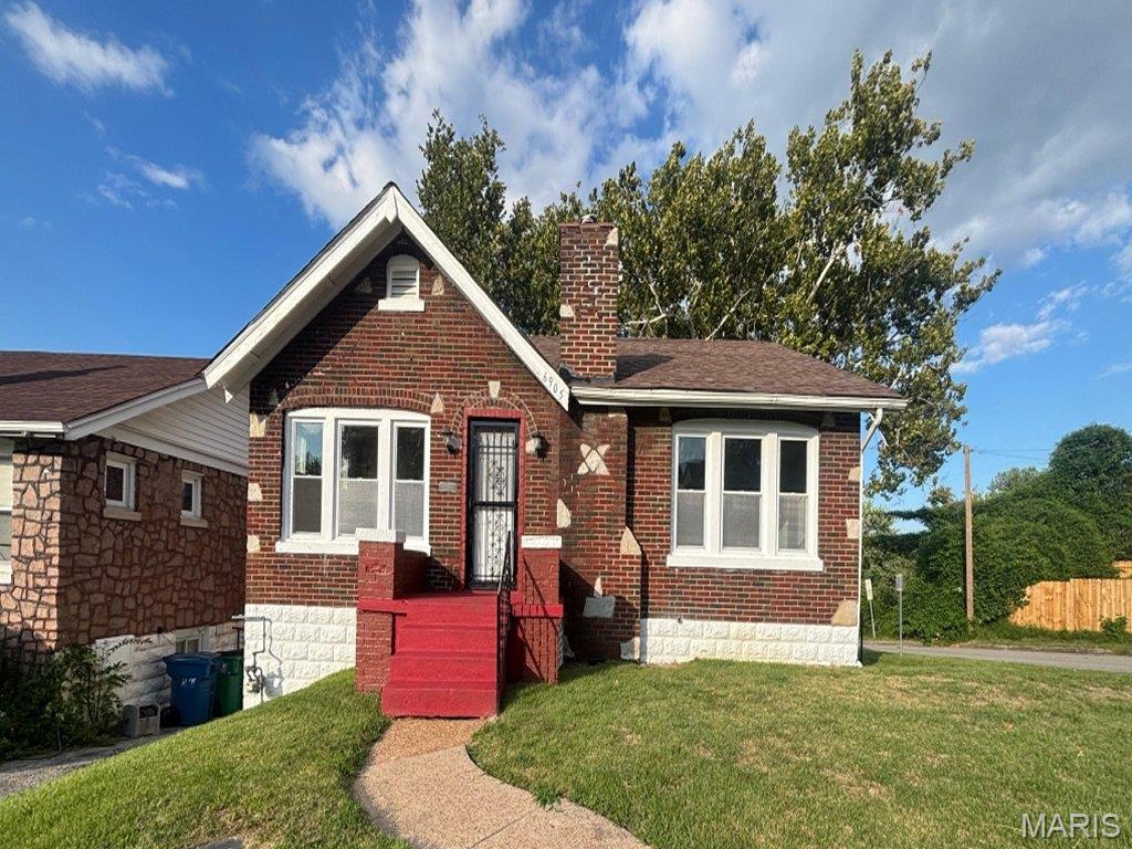 Great first home or investment property. One bedroom one bath with a bonus room. This home is on a sought after corner lot. Recently renovated and has double pane tilt in windows.