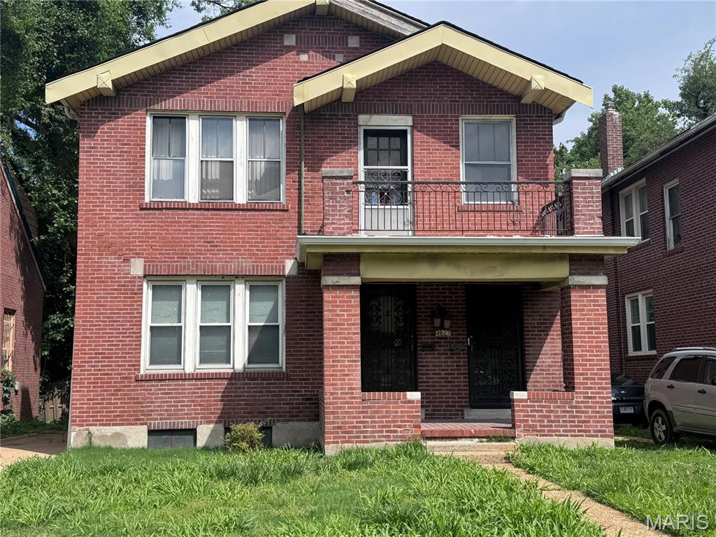 Wow!  Hot to the Market. What a wonderful vacant duplex waiting for you! Whether you choose to live in one unit and rent the other, or rent out both sides for maximum income potential, this property is a great opportunity. Featuring very large and spacious rooms, decent-sized bathrooms, original hardwood floors throughout, and solid brick construction in good condition.
The upper level offers 3 bedrooms, while the lower level features 2 bedrooms. HVAC system is newer, including central air, furnace, and a newer water heater. With a little TLC, this property could truly shine.
Don’t miss out on this incredible investment opportunity — run, don’t walk!
AS-IS sale.