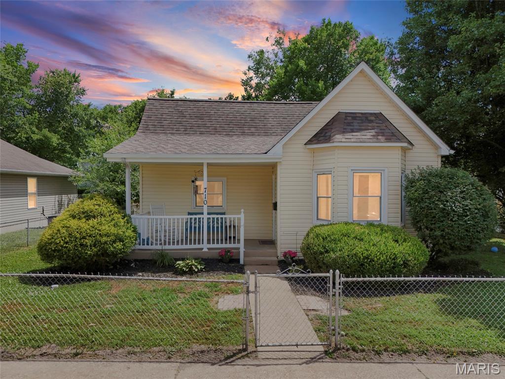 Welcome home to this charming and updated 2 bedroom, 1 bath home conveniently located in the heart of Festus! Situated next to Sunset Park and just minutes from shopping, dining, Main Street, and easy highway access. Also located in the highly sought after award winning Festus School District.

Step inside to an inviting open concept living and dining area that creates a bright and spacious feel. The beautifully renovated bathroom features a brand new tub, vanity, tile flooring, and fresh paint. Both bedrooms have been refreshed with new luxury vinyl plank flooring and baseboards offering a clean and modern touch throughout.

Outside enjoy the brand new deck overlooking the fenced, level backyard ideal for gatherings, pets, gardening, or simply relaxing. Rear parking provides added convenience and functionality.

Major updates include a roof (2017), A/C (2018), LifeProof flooring (2018), furnace (2025), and a fully renovated bathroom (2026) all giving buyers peace of mind for years to come.

Whether you’re a first-time homebuyer, downsizing, or looking for an investment opportunity, this move-in ready home is one you won’t want to miss!! Showings start 6-21-26!