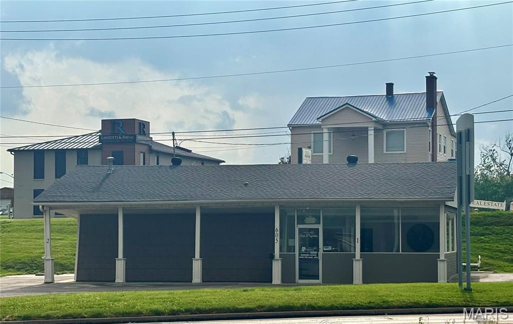 Adorable, fully updated C-2 commercial space in a high-visibility location with incredible traffic exposure. Partially furnished for added convenience, this space helps you get up and running faster. Maximize your business presence with negotiable access to both static and electronic signage.