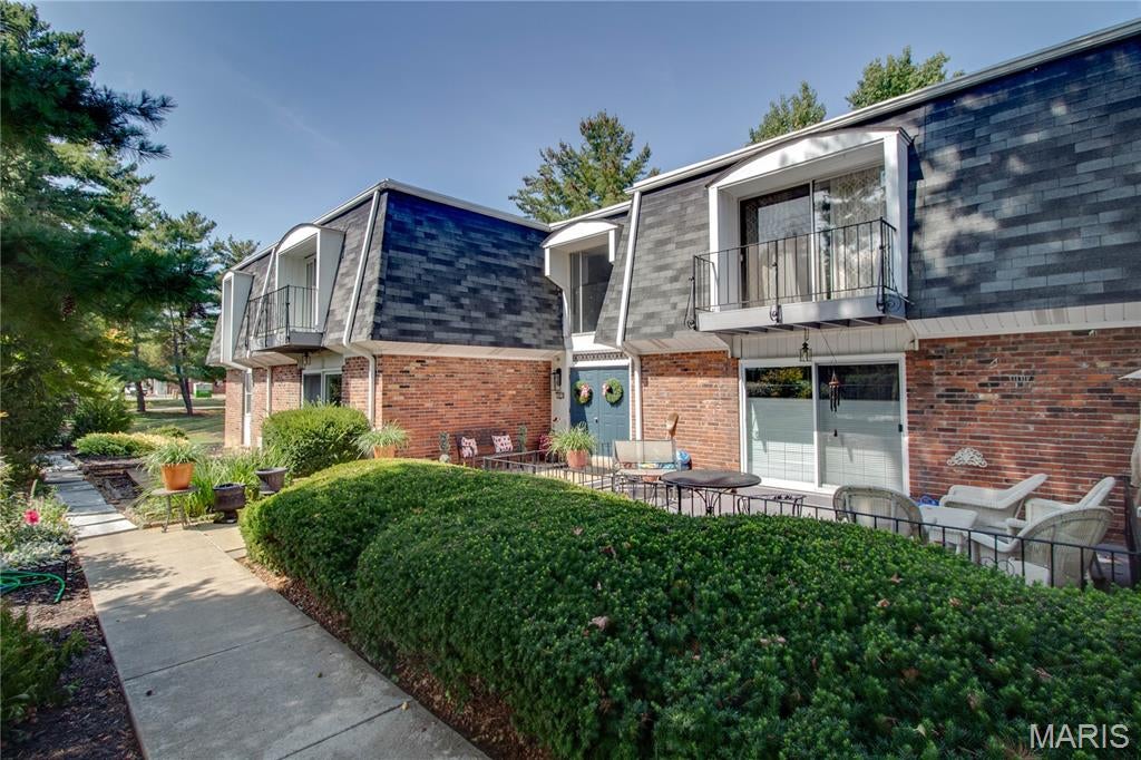 WELL CARED FOR CONDO IN GODFREY! THIS 3 BEDROOM 2 FULL BATH'S CONDO IN ARROW WOOD IS MOVE IN READY. MANY UPDATES INCLUDE LUXURY VINYL PLANK FLOORING IN LIVING ROOM AND DINING ROOM, LAUNDRY ROOM WITH STACKABLE WASHER/DRYER, UPDATED MASTER BATH. CONDO IS ON THE LOWER LEVEL WITH SLIDING GLASS DOOR THAT LEADS TO THE OUTDOORS. CLOSE PROXIMETY TO TOWN IS A PLUS!