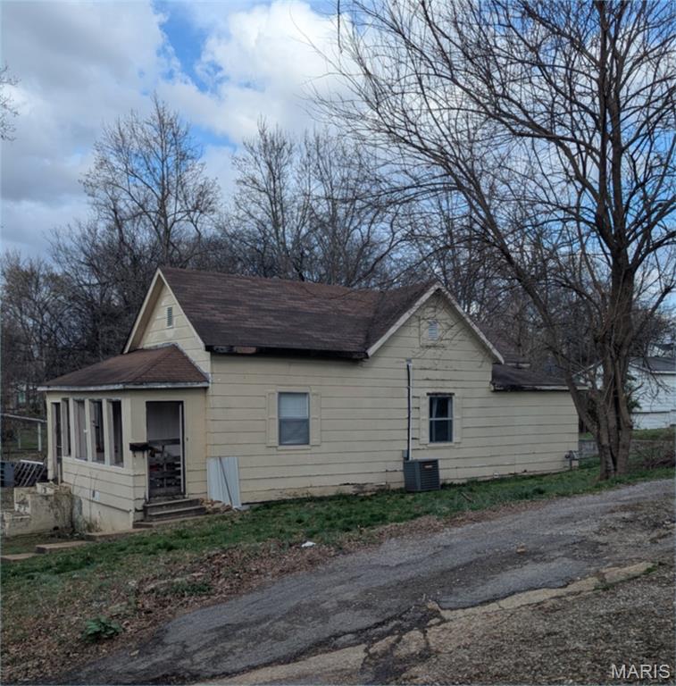Hello investors!  Here is a nice 2 bed, 1 bath rental property in a central location just off Maud.  Has a tenant since September paying $700 per month.  Owner says tenant wants to stay and pays on the dot every month.  Out of town owner wants to sell since they are too far away.