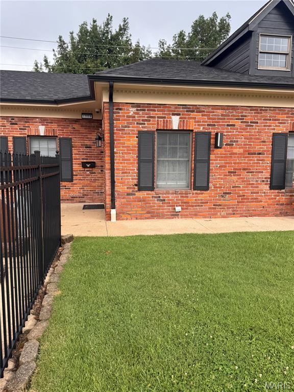 GREAT LOCATION & PRICE!  High traffic area by the FORUM with lots of good VISIBILITY!   Zoned C-2. Approx 1800 Sq ft, Huge Lobby/Reception area, 3-4 private rooms, bathroom and kitchen/breakroom/storage area.  Move-In ready, Neutral paint, Low Maintenance Flooring, all Brick building. Security cameras on site.  $2000/month gross rent.  No Triple Net. Call for more details and Schedule a showing!