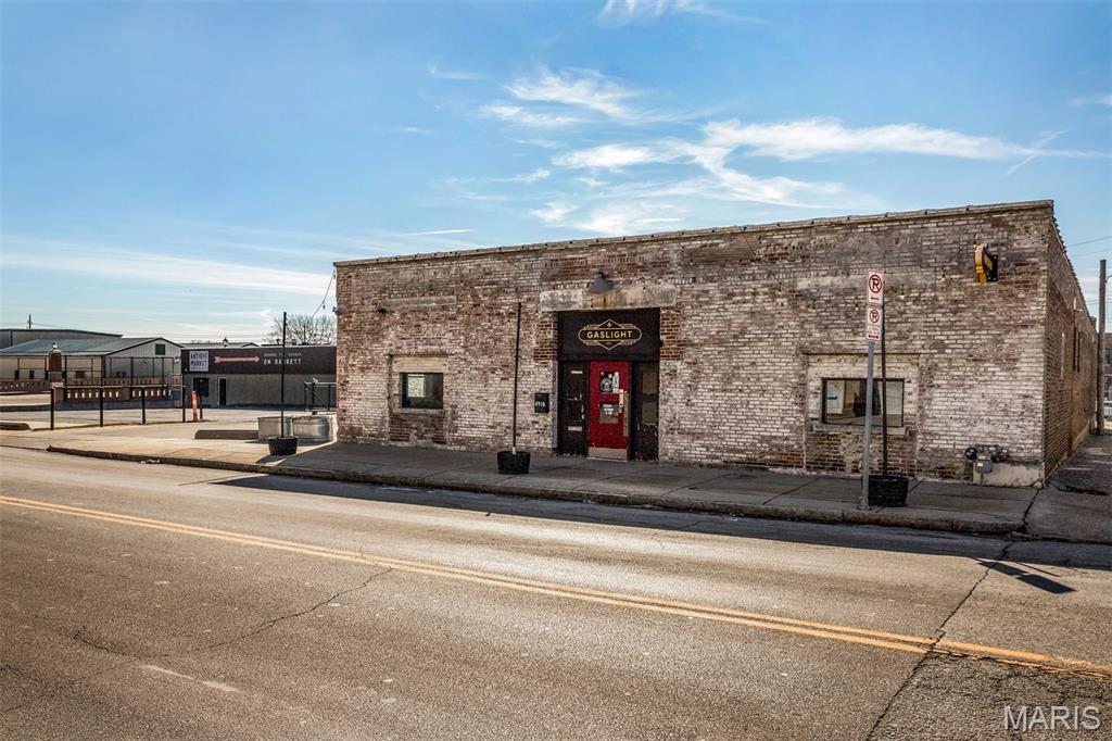 This 6,400 S.F. mixed-use property offers a rare opportunity on The Hill. The property features 3 distinct spaces: a 2,000 sq. ft. restaurant, a 1,500 sq. ft. recording studio, and a 2,500 sq. ft. warehouse which is currently leased. With highly-visible frontage on Shaw Avenue and Kingshighway, plus 6 on-site parking spaces, the property offers exceptional accessibility in a neighborhood known for heavy pedestrian and vehicular traffic. Located in the heart of The Hill's thriving restaurant row, this flex property is perfect for restaurateurs, creative businesses, or investors seeking multiple revenue streams in one of St. Louis' most unique and enduring neighborhoods.