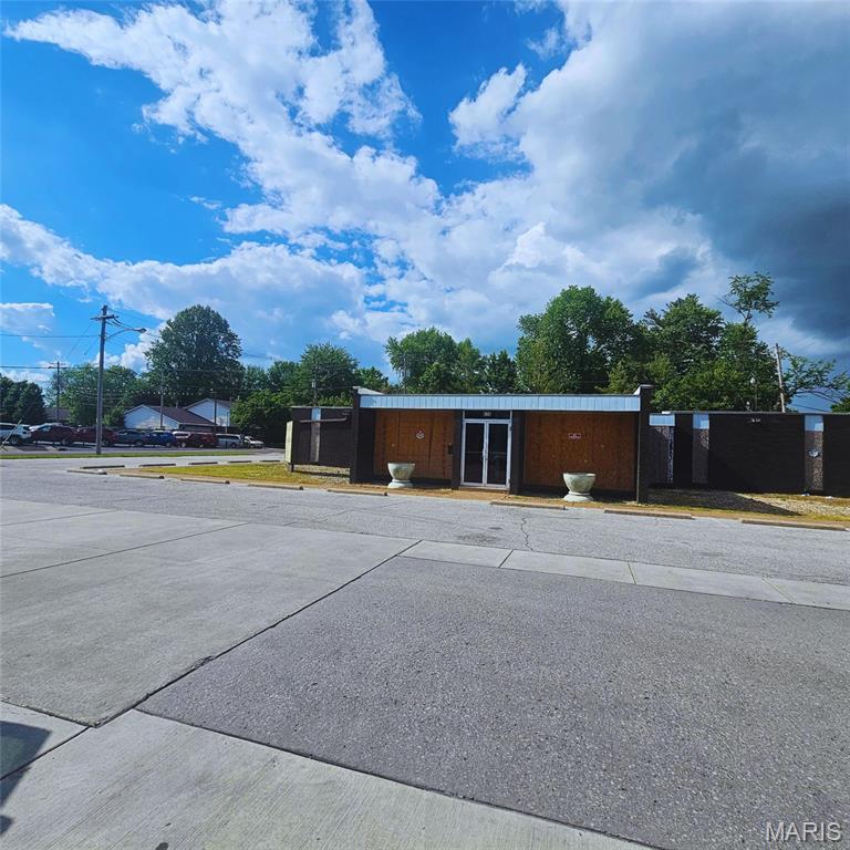 Discover the potential of 626 N 38th St in Belleville, IL—a standout commercial property perfectly positioned for your next business move. Whether you're launching a new venture or expanding your current operations, this flexible space offers excellent visibility in a high-traffic area. Located just off W Main Street, head north on N 38th Street and the property will be on your right—easy to find and conveniently close to major thoroughfares like IL-15 and IL-159. The interior offers spacious, adaptable layouts ideal for retail, office, or service-based businesses. Plus, it's surrounded by local shops, restaurants, and essential amenities, making it a smart choice for you and your clients. Opportunities like this don’t come often—come see how this space can work for you. Buyer to do due diligence for zoning regulations. Schedule your appointment to view.