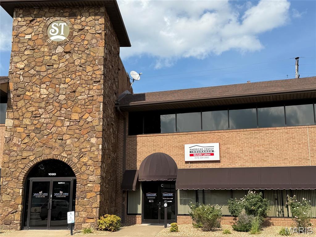 This 1,050 SF office suite offers a thoughtful layout featuring private offices, a reception area, and open spaces, complemented by a break room and private restroom. Abundant front windows flood the space with natural light, offering a welcoming ambiance and ample visibility. Well-suited for an office or service type business, the property also benefits from excellent off-street parking and prime signage opportunities, ensuring high exposure in this high-traffic location. Don't miss out on this exceptional leasing opportunity.