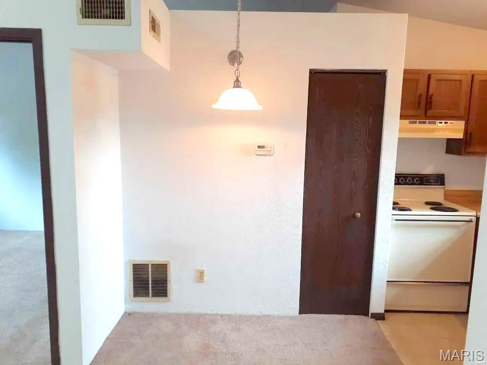 CHATEAU WOODS - Residential Lease