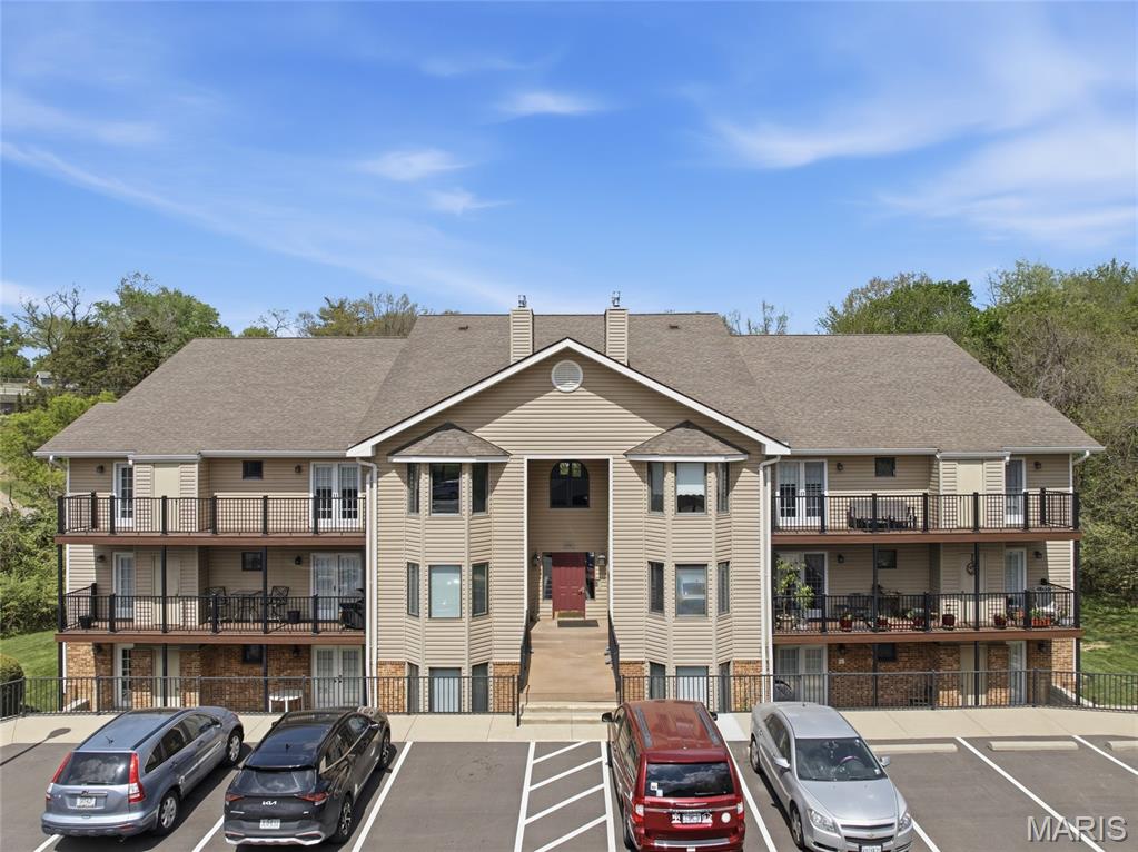 Welcome to this wonderful 2-bedroom, 2-bathroom condo offering comfortable, low-maintenance living in a fantastic St. Louis location! From the moment you step inside, you'll appreciate the thoughtful layout and inviting features that make this unit truly stand out.
The spacious family room is the heart of the home, boasting a charming bay window that floods the space with natural light, a cozy fireplace perfect for relaxing evenings, and plenty of room for both lounging and entertaining. The well-appointed kitchen features a built-in desk — ideal for working from home or managing day-to-day tasks — along with a pantry for ample storage. The adjoining dining area is bright and welcoming, with elegant French doors that open to your private deck, perfect for enjoying your morning coffee or evening unwind.
Retreat to the generous primary bedroom suite, complete with a walk-in closet and a private en-suite bathroom. The second bedroom and additional full bath provide comfortable accommodations for guests, family, or a dedicated home office.
Practical features abound with the convenience of in-unit laundry, a coat closet, and a dedicated storage closet keeping everything organized and within easy reach. Assigned parking adds an extra layer of everyday convenience. As a resident, you'll also enjoy access to the wonderful community pool — perfect for warm weather relaxation and recreation!
Please note: Property is being sold as-is. Please use Special Sale Contract. List of exclusions provided in supplements.