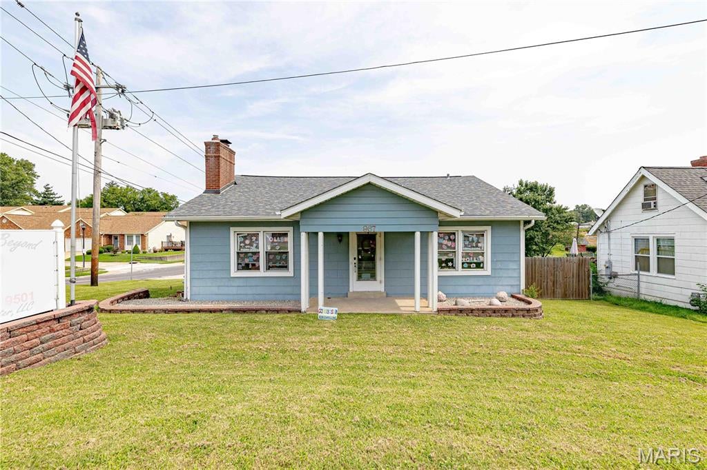 Prime commercial location with easy access and outstanding potential. This fully finished property features a lower level, external garage, and fully fenced lot. Flexible layout offers plenty of opportunity to customize the building to suit your business needs.