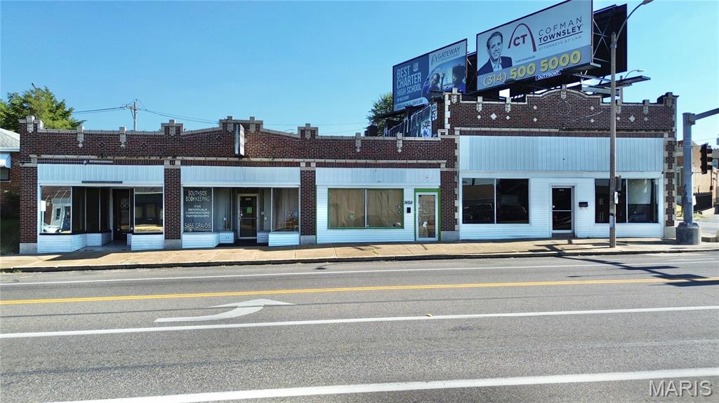 Multi use income producing commercial property. Four storefront units on Gravois. A fifth storefront unit on Bates side. Please contact Dan McGrath with questions. 314-249-3427.