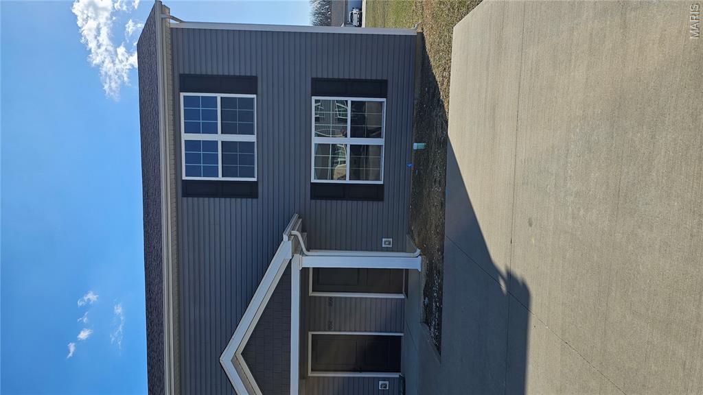 Welcome to this 3 bedroom 1.5 bathroom home. located in Warrenton. Featuring a spacious open floorplan with plenty of natural light. laundry and half bath on main floor.  upstair with 3 bedroom and full bath