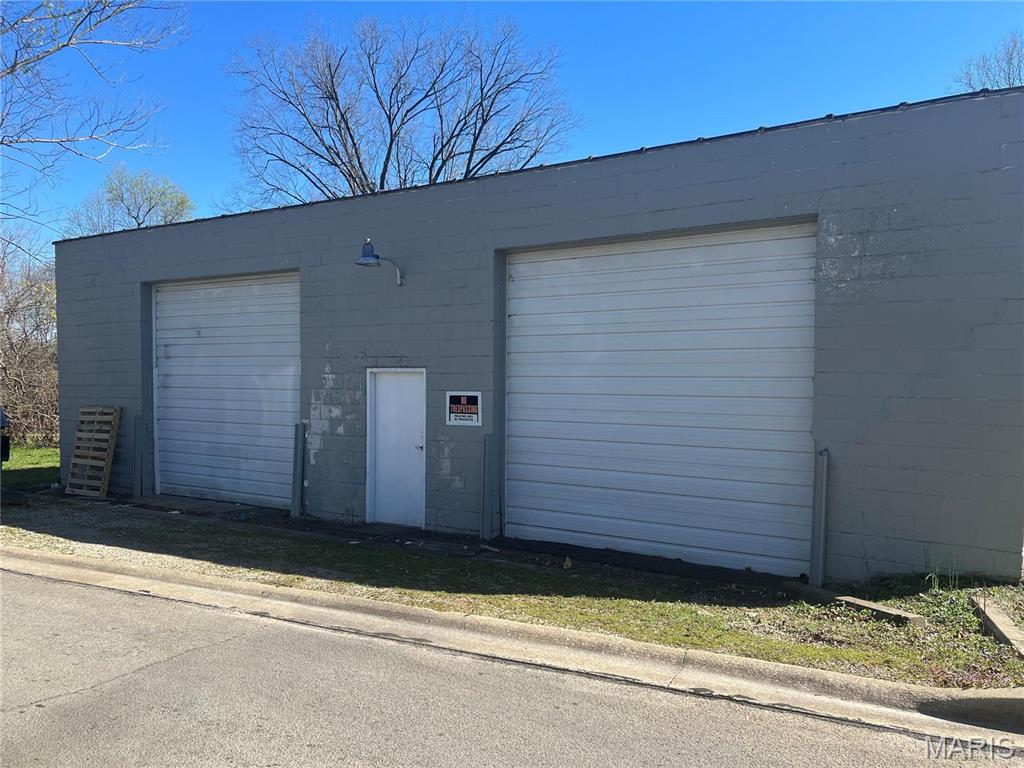 Plenty of potential and opportunity with this commercial building located on the edge of Downtown Farmington. Double lot runs from College to Spring St.  3 overhead doors, concrete drive.  Don't miss out on the opportunity! Location: City