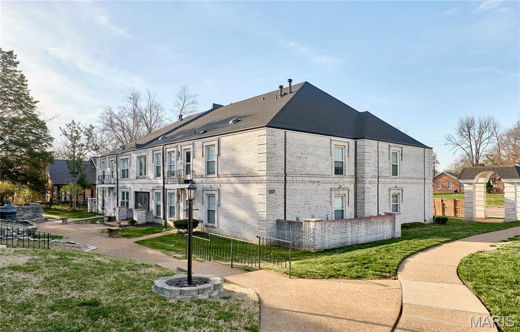 Move-in ready 2BR/2BA condo in the Oakville school district — with one of the lowest all-in monthly costs you'll find south of the city. The $281 HOA covers water, sewer, trash, exterior maintenance, grounds, pool, and clubhouse access, so your true cost of ownership stays remarkably low.
Inside, the 1,025 sq ft layout lives larger than the number suggests. Hardwood-style flooring flows through an open living and dining space, leading to a fully equipped kitchen with crisp white cabinetry, marble-look counters, and a butler's pantry nook for extra prep and storage. Both bedrooms are generously sized with ample closets, and the unit features two full bathrooms — a rare find at this price.
Step onto your private balcony for quiet views of the landscaped grounds. The laundry room and your dedicated storage unit sit just steps from the front door. Second-floor position means no foot traffic overhead and better natural light.
Zoned for Bernard Middle (0.2 mi) and 9/10-rated Oakville Senior High. Minutes to I-255, shopping, and dining. FHA and conventional welcome.