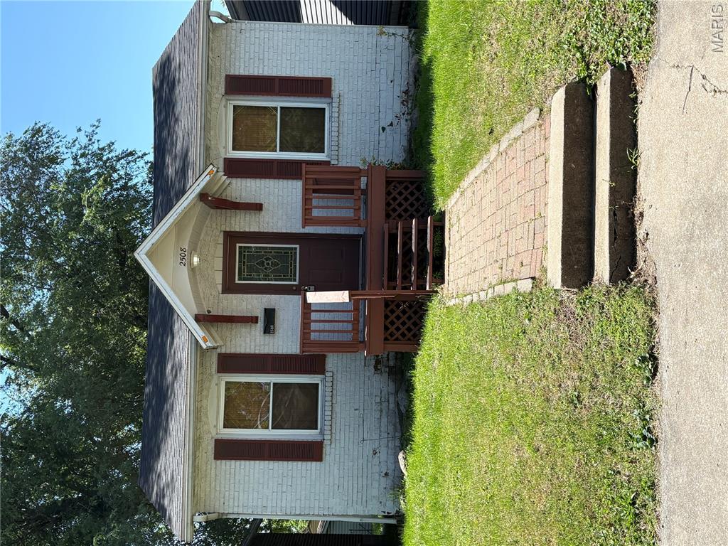 Good Location. move in Ready!! Excellent for single person or a couple. Perfect size for a Retiree. Could be a good 
Rental Investment.