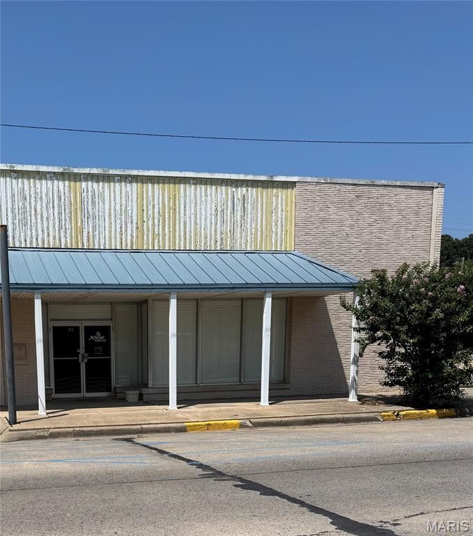 Former SEMO Health Clinic. located in downtown Portageville.  Previously a Bank.  Large parking area.