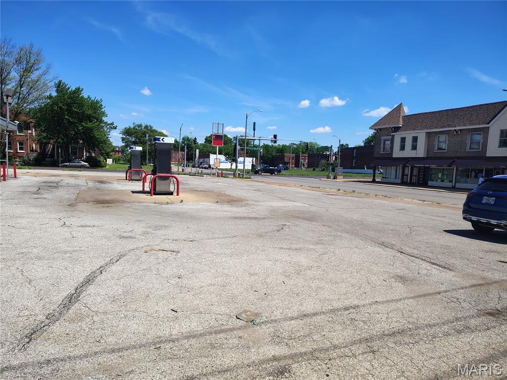 Motivated seller. Seller will entertain any reasonable offer. This gas station is closed. It has plenty of parking spaces and is located on a busy cross street with a strip center across the street. You can expand the gas to include a convenience store. The owner stated that he was selling gas and kerosene. No gas contract. in place at this time.
 Seller is selling as-is, seller won't accept a quick closing. Great Opportunity to bring your ideas for a successful business.