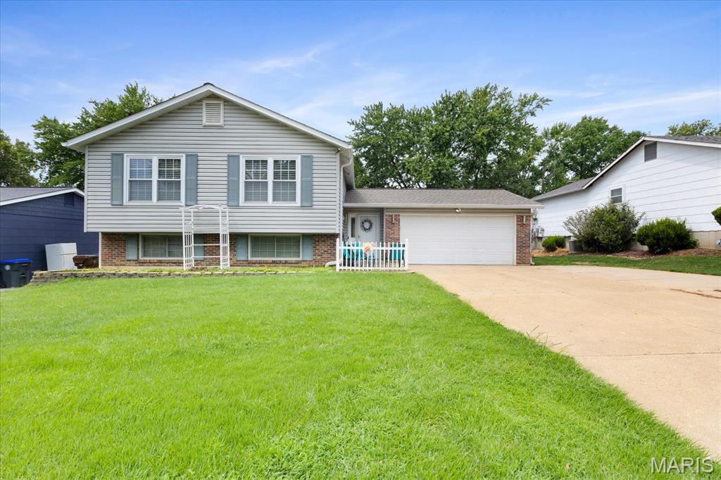 Spacious 5-Bedroom Home Near Laurel Park
Just a short walk from Laurel Park, this well-maintained 5-bedroom side-split offers the space and flexibility you've been looking for! With room for everyone, this home features a newer roof and HVAC system, along with fresh paint and updated flooring in select areas.
Pride of ownership shines throughout, highlighted by thoughtful details such as a custom steel stair railing. Outside, enjoy the privacy of a fully fenced backyard complete with two storage sheds, providing plenty of room for outdoor equipment, hobbies, and extra storage.
Conveniently located near a variety of St. Peters amenities, with easy access to Highway 364 for commuting and travel. With its generous bedroom count, desirable updates, and convenient location, this home is ready to welcome its next owners!
