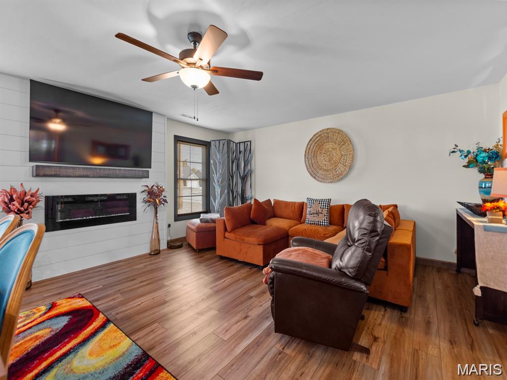 PRAIRIE TRAILS ESTATES - Residential Lease