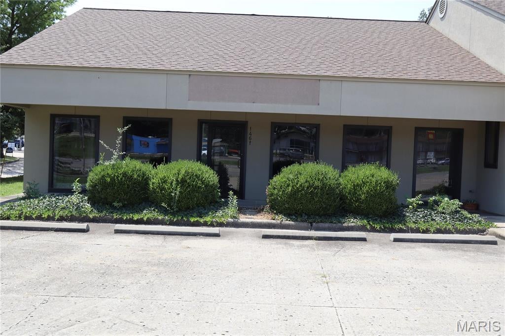 Prime commercial lease opportunity on N. Kingshighway! This 1,640 sq. ft. space offers a functional and flexible layout with excellent potential for a variety of business uses. Previously operated as a salon, the space features a comfortable waiting/reception area, room for multiple stations, two shampoo bowls, in-unit washer and dryer hookups, and in-unit bathroom . The existing layout makes it an easy transition for another salon or similar business, while the ability to build to suit allows tenants to customize the space to fit their specific needs (with owner's approval). Owner pays real estate taxes, building insurance, common area maintenance, and snow removal. Tenant responsible for utilities and interior expenses. 3–5 year lease required. Bring your vision and make this well-located N. Kingshighway space your own!