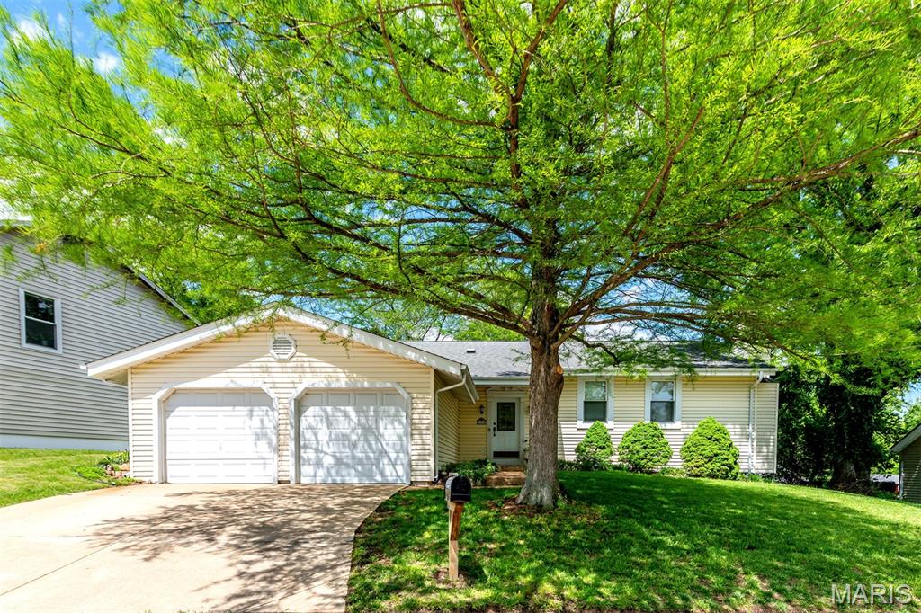Beautifully maintained split-level home in the desirable Hilltop Subdivision situated on two spacious lots! Colorful perennials surround the property, creating stunning curb appeal from spring through fall. Inside, you’ll find 4 bedrooms and 3 full baths with an open living and dining area that leads to a low-maintenance composite deck overlooking the backyard. The finished walkout lower level features a cozy family room with fireplace, 4th bedroom, bonus room perfect for a home office or hobby space, and direct access to the patio and back yard. Additional updates and features include a water softener, sump pump, & all electric appliances and systems. Enjoy all the neighborhood amenities including a clubhouse, community pool, and two stocked fishing ponds — the perfect blend of comfort, space, and community living! AAA Rockwood Schools (Eureka High School)
