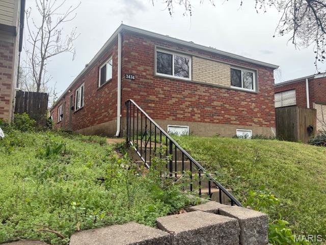 Move-in ready 2 bedroom, 1 bath home featuring an open floor plan just steps from vibrant Cherokee Street! This charming Gravois Park duplex unit offers beautiful hardwood floors throughout and an updated kitchen complete with crisp white cabinetry and stainless steel appliances.
The oversized living room provides the perfect space to relax or entertain guests. The updated bathroom features a custom tiled surround and a newer vanity, adding a modern touch.
Additional highlights include a private basement area with ample storage and dedicated washer/dryer hookups. Enjoy access to a shared, fenced backyard patio, ideal for outdoor lounging.
Located in one of the city’s most walkable neighborhoods, you’ll love being just moments from popular local restaurants and only a few blocks from Antique Row.
Don’t miss out, schedule your private showing today!