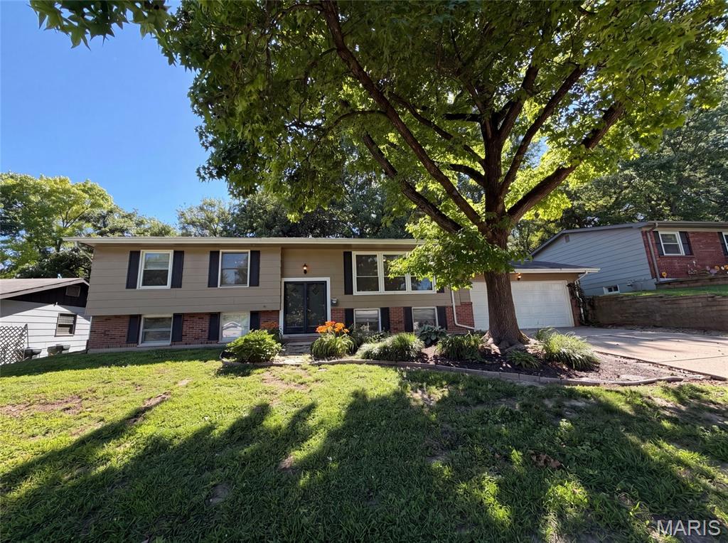 2605 Brookridge Ln is a 2-story Saint Charles single-family home built in 1969, offering 5 bedrooms and 3 bathrooms across 2,148 square feet. The kitchen features white cabinetry and stainless steel appliances. The main level includes a large living area with hardwood floors and staircase access to both upper and lower levels. Bedrooms are distributed across multiple levels with hardwood and carpet flooring. Three full bathrooms serve the home, including one with a stone-tile surround and soaking tub and one with a walk-in shower. A 2-car garage and a screened back porch complete this well-maintained split-level residence.. Included 100-Day Home Warranty with buyer activation