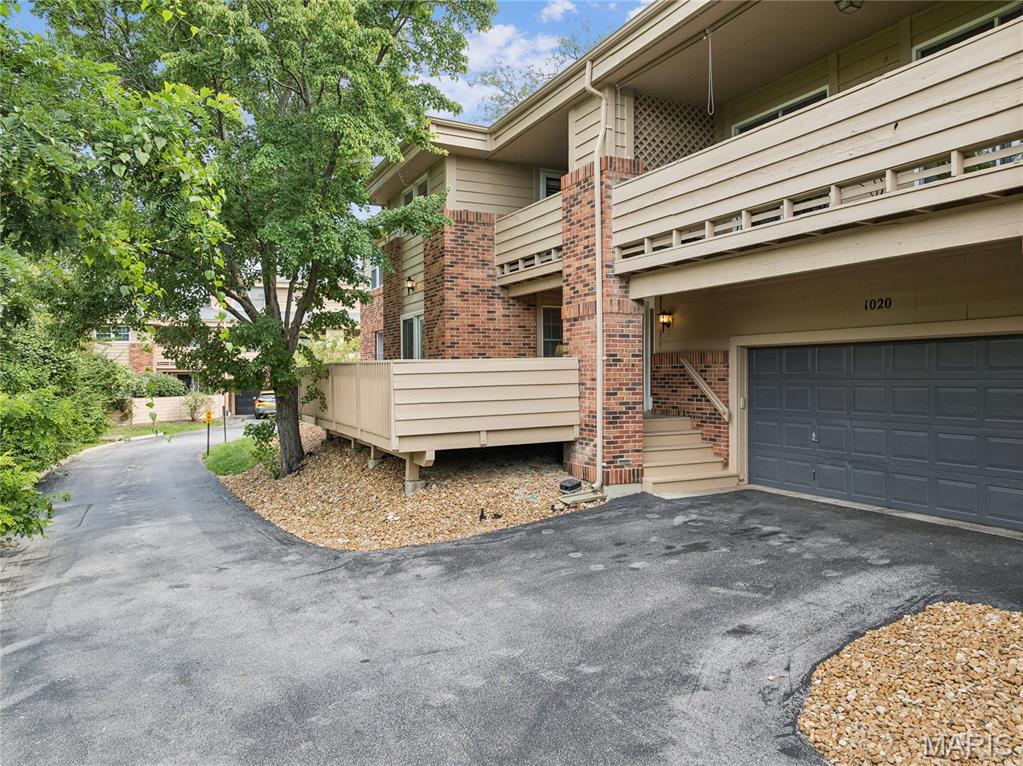 Welcome to 1020 Claytonbrook, a move-in ready condominium built in 1986 that offers an inviting home experience designed for comfortable living. Start by driving to the end of the street and take in the wooded views.  Come in through the extra-large 2-car garage, or walk on the deck to the front door.  Inside you'll find an open-concept living room and dining room. The large primary bedroom comes with a shower and a tub for all your needs. The kitchen and breakfast bar is perfect for entertaining guests.