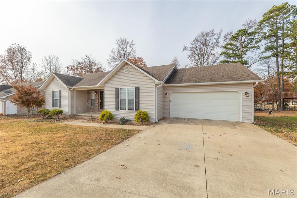 213 Murfield Dr Poplar Bluff, Mo. Welcome to this very stylish 3 bedroom, 2 bath home in desirable Murfield Subdivision. This home was built in 2013 and has been very well maintained. Large primary suite offers plenty of room for all your clothes. 2 car attached garage and deck in the backyard for relaxing. Comes with stainless steel kitchen appliances to include refrigerator, free standing electric range/oven, dishwasher and built-in microwave.