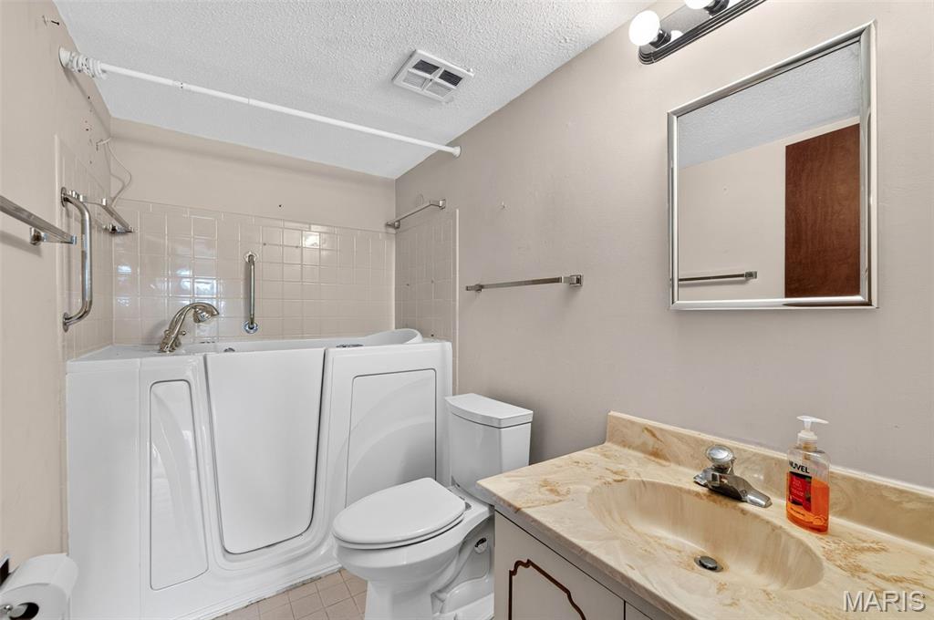Coeur De Royale Ph 1 Condo - Residential