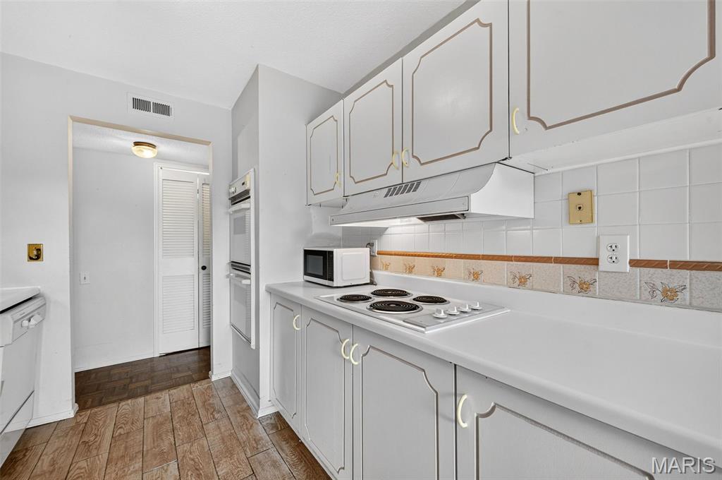 Coeur De Royale Ph 1 Condo - Residential