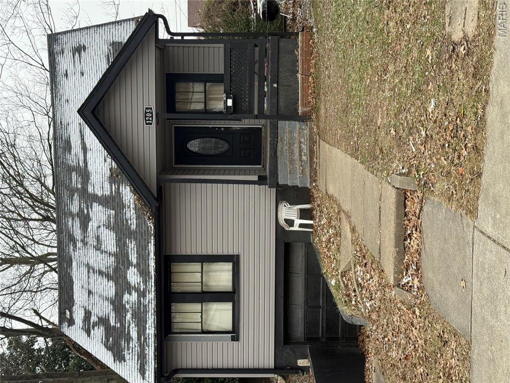 This 4 bedroom, 1 bathroom single family home is an excellent option for first time buyers, investors or families looking for some bang for their buck! 
Updated in 2023- features a modern kitchen! New stove installed December 2025! 

This home is tenant occupied and is part of a package! Can be bought individually or pieced together-