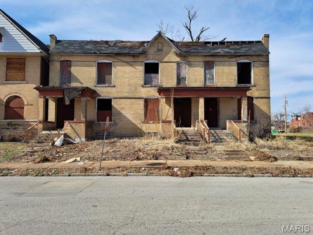 If you're looking to invest in Fountain Park,  here's your opportunity! With over 6600 square feet of space, this is a great opportunity to make your own. Thinking about developing 3 townhomes, possibly :-) ? Out back there is enough space to add a garage or other exterior structures. Property is sold in as-is condition.