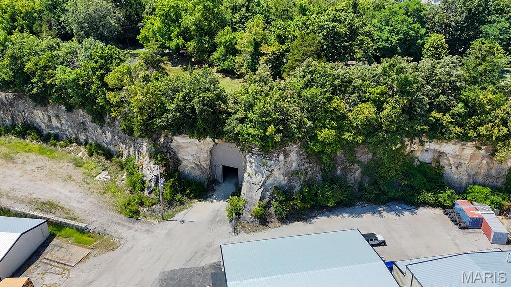 Unique property! Underground warehouse for sale. The underground/cave offers 67,000 sq ft of covered space.  Could use a portion and rent out other spaces for additional income.  There is a 14w x 16 h entry door and ceiling height is 30+/- ft. This space is perfect for use as storage. 18-Wheelers as well as many other types of vehicles can fit in this space.   Also good for temperature sensitive needs due to consistent temperatures all year round.  
There are 2 parcels being sold in this transaction. (Parcel Numbers 10-9.0-31.0-4-002-003.01 and 10-9.0-31.0-4-002-003.02)
This is a duplicate listing. Property is also listed for lease. MLS 25054170