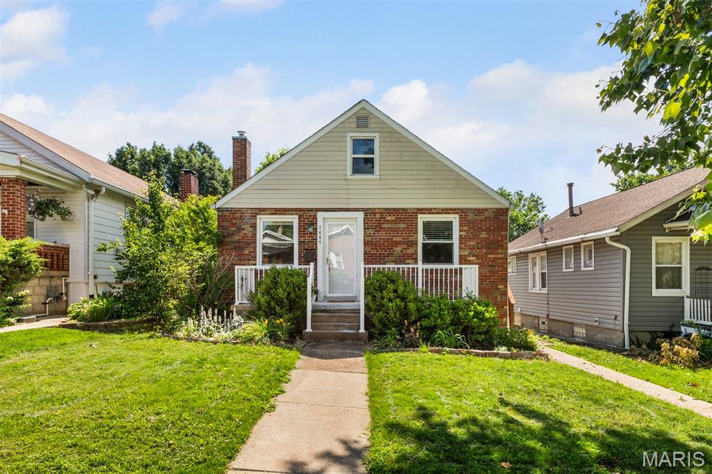 Dreaming of a charming bungalow in the heart of Dogtown? This adorable 2-bedroom, 1-bath home is full of character and ready to welcome you home! Relax on the inviting front porch while enjoying the friendly neighborhood atmosphere. Inside, you’ll find a cozy living room, along with an open dining area and kitchen featuring a convenient breakfast bar — perfect for entertaining or everyday living.
Located within walking distance of all the beloved Dogtown favorites, you’ll enjoy easy access to fantastic restaurants, lively pubs, and unique local shops. Don’t miss your chance to own this super cute home — schedule your showing today!