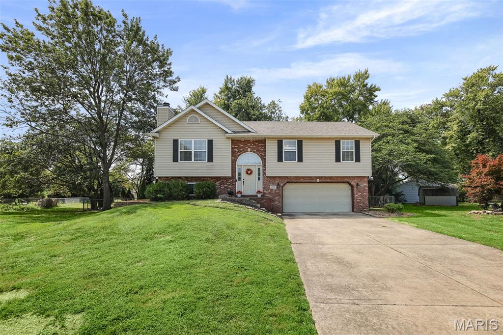 Come on In! This 4 bd, 2.5 bath home sits at the end of a cul-de-sac in a charming Maryville neighborhood. You'll love the outdoor space here with a sizeable fenced in backyard and almost new composite deck. It also boasts privacy as the lot backs to a wooded area making for a scenic backdrop.  Vaulted ceilings make the upstairs living room and eat-in kitchen feel open and comfortable. The primary suite with full bath, two additional bedrooms and second full bath round off the upper level. Head to the lower level featuring a family room, half bath, laundry area and a bedroom that features daylight windows bringing in tons of natural light.