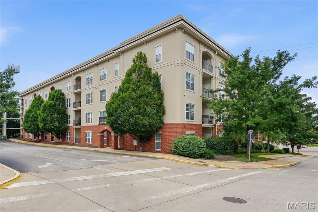 Overlooking the western skyline and pool, this move-in ready 1BR/1BA condo at the sought-after Hanley Station checks every box. Thoughtfully designed with 9' ceilings, floor-to-ceiling 6' windows, and floating hardwood floors throughout the main living areas. The kitchen is a standout with 42" upper cabinets, a 96" built-in pantry, breakfast bar, stainless steel appliances, and Silestone countertops. The bathroom features ceramic tile, glass shower doors, and generous storage. In-unit laundry, a walk-in closet, and garage parking complete the package. Resort-style amenities include two pools, a poolside cabana, two lounges, a fitness center, and a gated pet park, all within a secured, elevator-access building. Walk to dining and shopping, with Clayton just 3 miles away and easy access to Hwy 40/64 and Hwy 44.