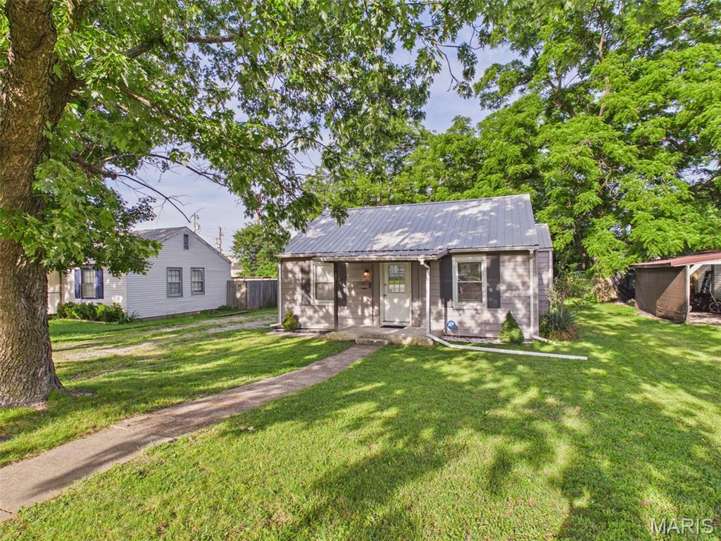 Move-in ready and full of charm! This very clean 3 bedroom, 1 bathroom home offers 1,006 square feet of comfortable living space and is priced at just $143,900!
? Features Include:
?? Central Heat & Air
?? Metal Roof
?? Stainless Steel Appliances
?? Attached Garage
?? Inside City Limits
?? Built in 1940 with great character
?? Clean and well-maintained
This affordable home may qualify for ZERO DOWN financing, making homeownership more attainable than ever!
Whether you're a first-time buyer, downsizing, or looking for an investment opportunity, this property is one you’ll want to see.