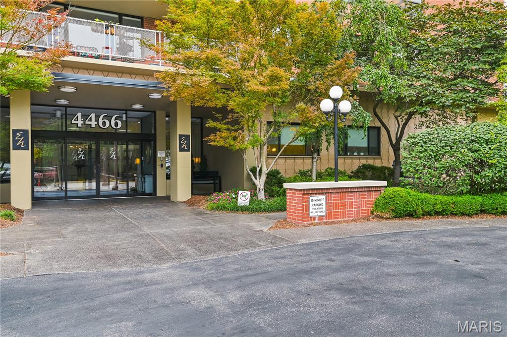 Welcome to Unit 6B in the Executive House! A move-in-ready 2-bedroom, 2-full-bath condo in the heart of the desirable Central West End! The primary bedroom features a private full bath, offering added comfort and privacy. This spacious condo features a galley kitchen complete with a stove, dishwasher, and refrigerator, with an open living and dining area, and a private lookout balcony. It's perfect for relaxing or enjoying your morning coffee. Move right in and add your personal touches to make this home uniquely yours.

Residents enjoy exceptional amenities, including a 24-hour front desk and door attendant, a swimming pool, beautiful courtyard, BBQ grilling area, first-floor laundry room, secure mailboxes, community room, one assigned parking space (monthly fee applies), and additional off-street guest parking available. Pet friendly building

Conveniently located near Washington University Medical Center, Forest Park, Barnes-Jewish Hospital, St. Louis Children's Hospital, restaurants, shopping, entertainment, and major highways. This condo offers the perfect combination of comfort, convenience, and low-maintenance living in one of St. Louis' most sought after, desirable neighborhoods. Make your appointment today, you don't want to miss it!