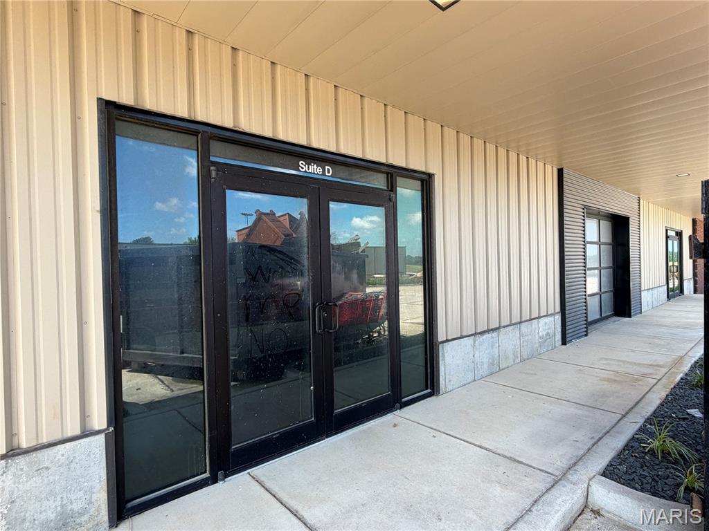 Located close to successful construction company. 60x50 space is ready for your business. Water, sewer & electric included along with 2 parking spaces in front & 4 in back. Space features 2 front entrances- double doors and overhead door along with 2 rear entrances. Landlord will provide white box finish, tenant responsible for further customization. 3 year lease with monthly payments. $1100 deposit. Only 1/2 mile from I-55 makes this location highly convenient. Perfect for office space, repair shop or small retail business.