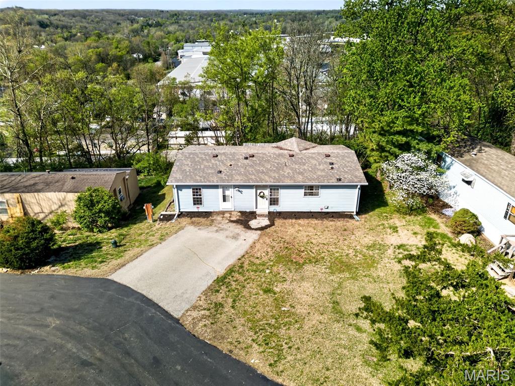 This charming 3-bedroom, 2-bath manufactured home in Fenton offers comfortable living with a spacious layout, modern stainless-steel appliances, and a covered back deck perfect for relaxing or entertaining while enjoying the privacy of a tree-lined backyard. Located near Gravois Bluffs, you'll have quick access to shopping, dining, and major highways, making this home a perfect blend of tranquility and convenience.