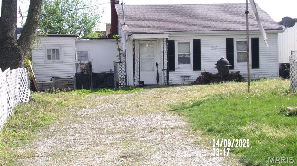 This is a 1 Bedroom, 1 Bath Bungalo that sits on 2 lots and is 3 Blocks from the center of Downtown Belleville.. DO NOT DISTURB TENANT..