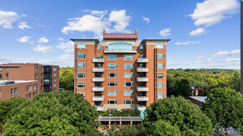 The newest condominium to come to the market at The Residence in Clayton--a highly sought after luxury mid-rise building ideally located in the heart of Clayton. Enjoy exceptional proximity to Clayton's renowned restaurants, shopping, Shaw Park, and Wydown Boulevard--recognized as one of the ten most beautiful streets in the US!
This sophisticated 2Bed/2Bath residence features an oversized private terrace off of the Great Room, creating an exceptional indoor-outdoor living space and a wonderful retreat.
The light-filled interior showcases hardwood floors throughout, open kitchen with light cabinetry, stainless steel appliances, stone countertops and an inviting open floor plan.

Residents enjoy an impressive array of amenities including a resort style pool, fitness center, lovely club room with full kitchen, and three guest suites.  The Residence is renowned for its exceptional full service experience, with 24 hour security, a doorman and on-site manager--the perfect home