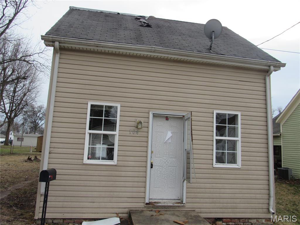 1 bed, 1 bath home with plenty of potential. Perfect project for someone ready to renovate and make it their own. Would be a great investment property.
