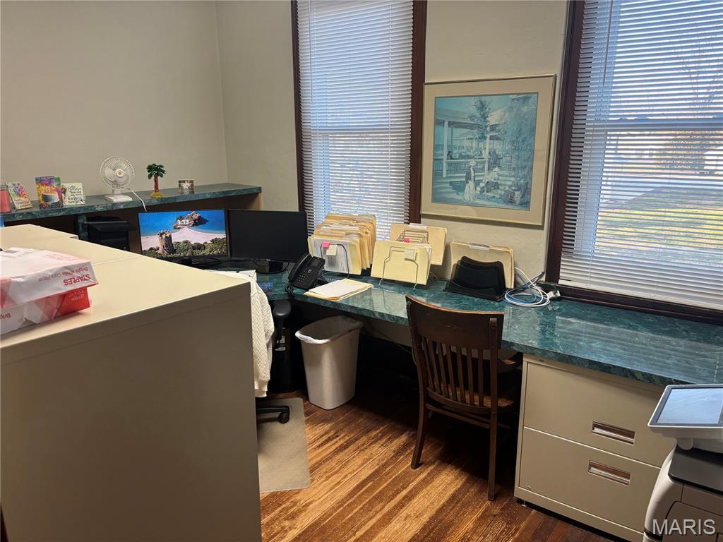 Middle Carlyle - Commercial Sale