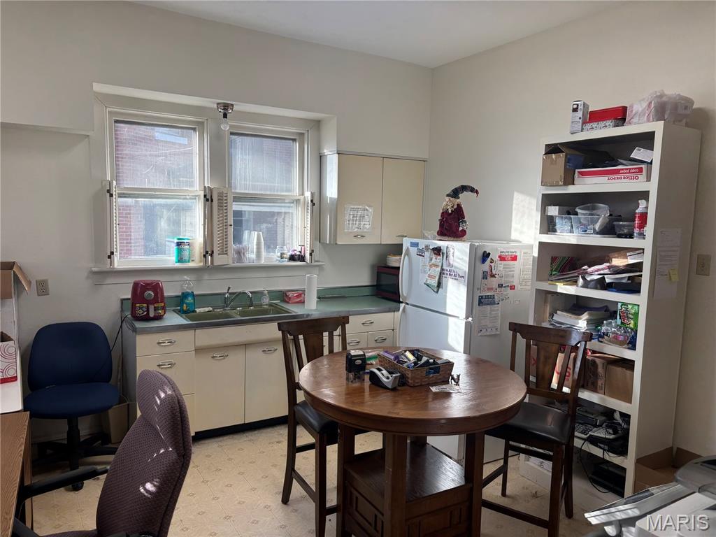 Middle Carlyle - Commercial Sale